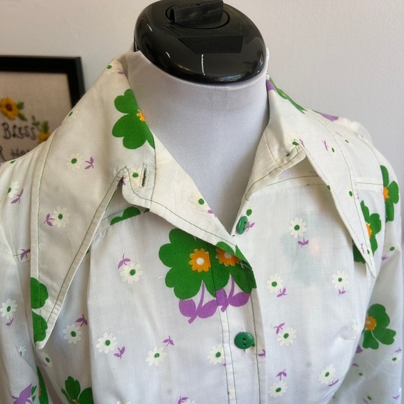 Vintage 1970s White Floral Shirt Dress – Mod Green & Purple Daisy Print – Belted - Picture 3 of 7